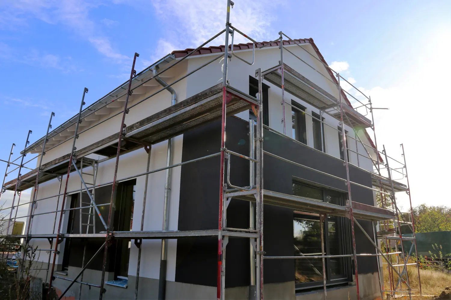 Haus mit neuem Fassadenanstrich