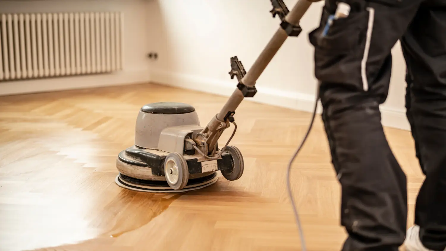 Handwerker ölt einen tollen Holzboden aus Eiche mit speziellem Holzöl
