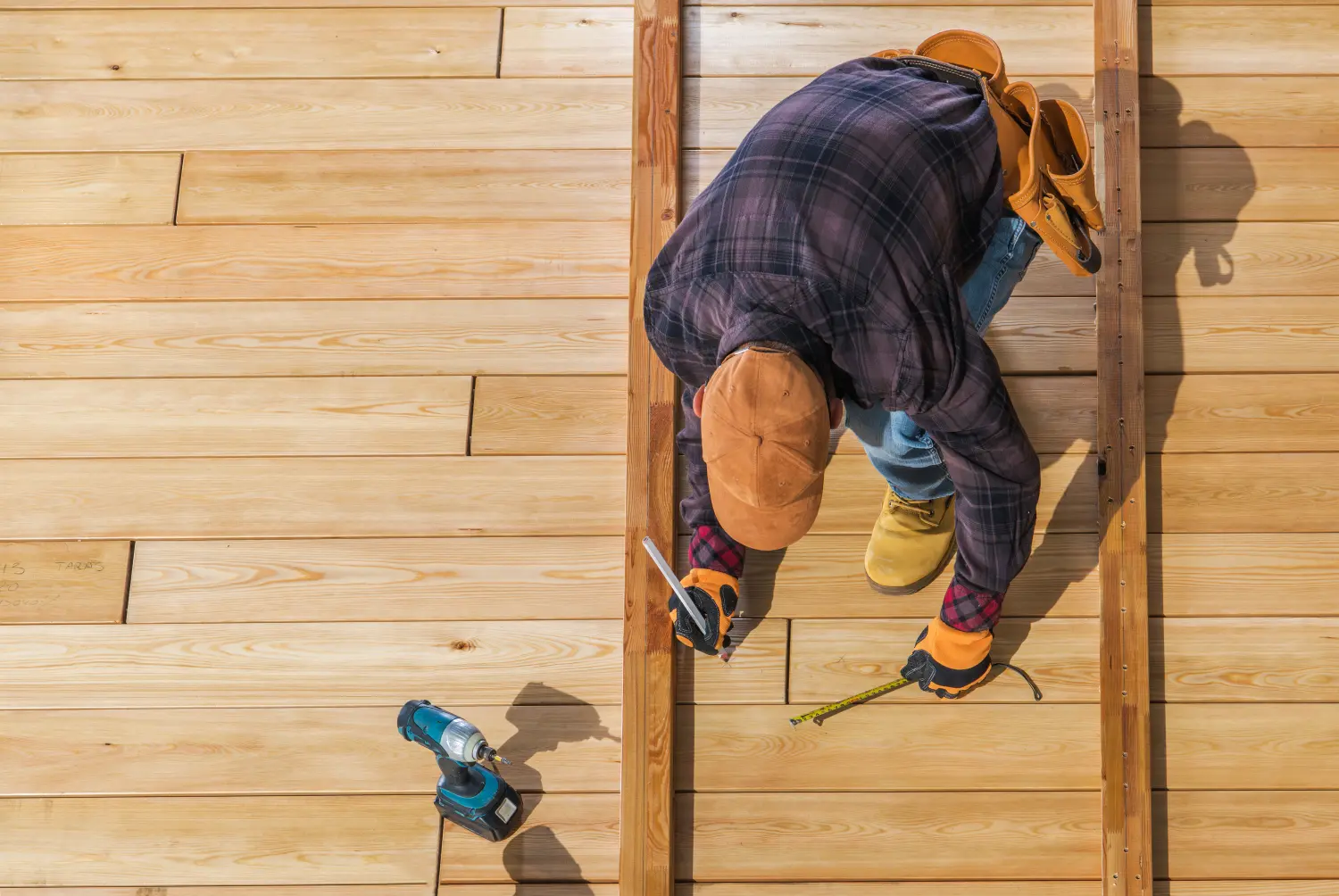 Männer bauen Holzdeck