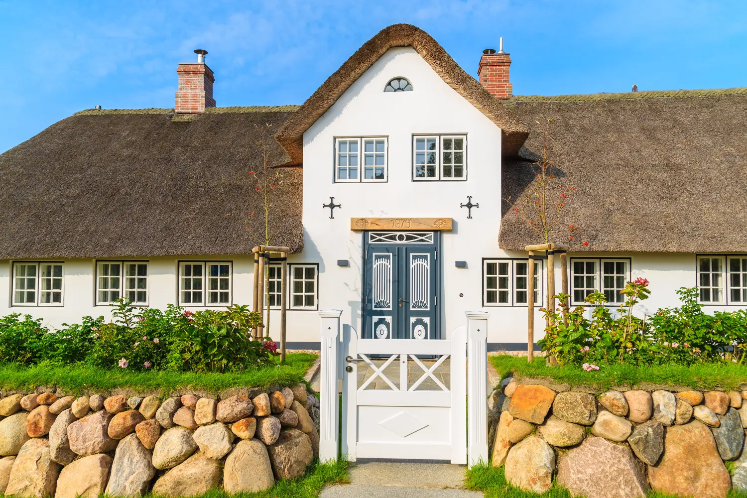Traditionelles weißes Haus mit Strohdach im Dorf Wenningstedt auf der Insel Sylt, Deutschland